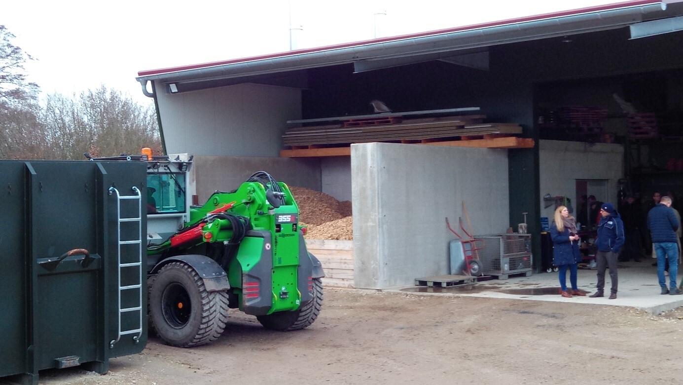 Die Biogasanlage wurde um eine Holzheizzentrale in unmittelbarer Nähe der Trocknungscontainer ergänzt